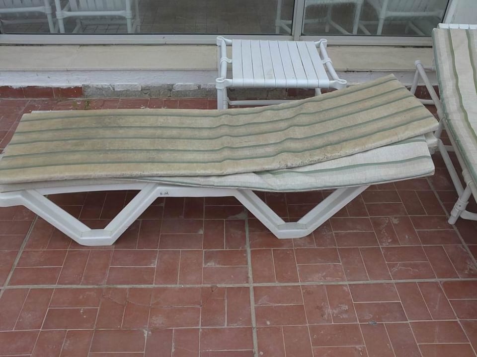 Liegen vom Hallenbad The Orangers Beach Resort and Bungalows