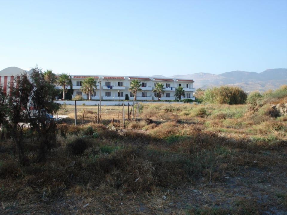 Blick vom Strand zum Hotel Costa Angela Seaside Resort