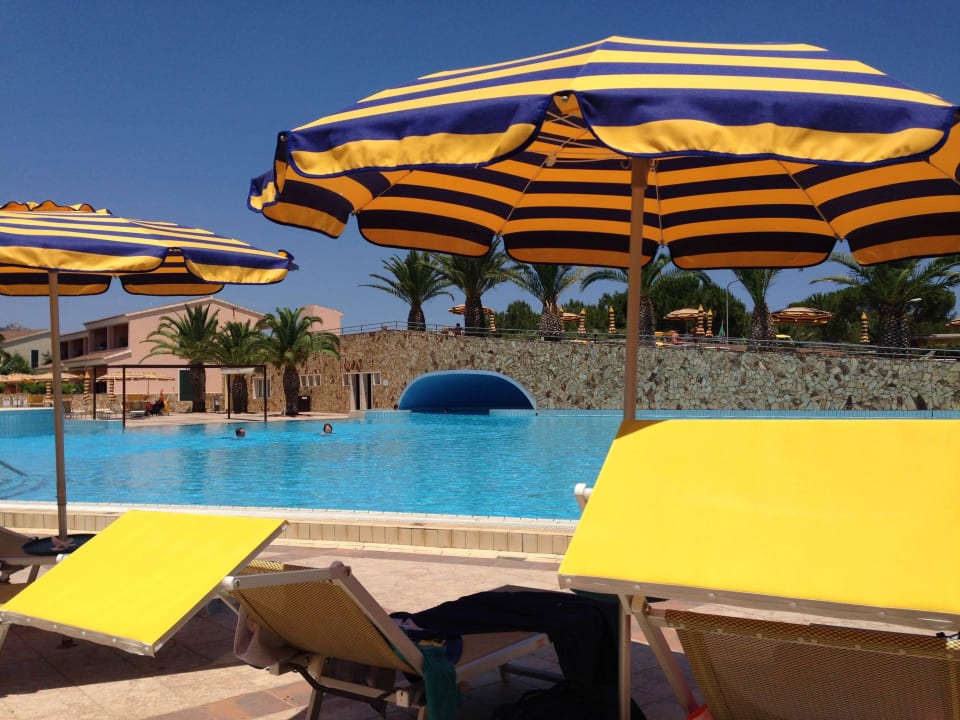 Vom seitlichen Liegenbereich Tirreno Resort