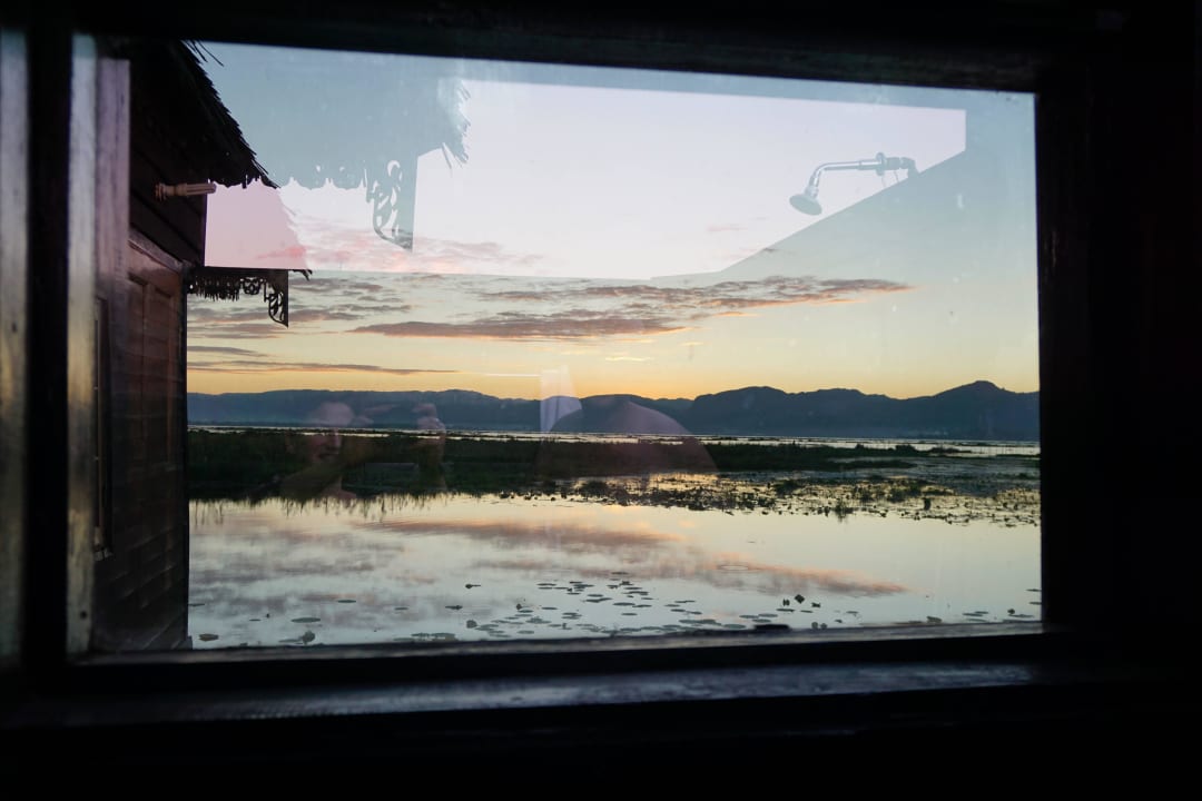 Außendusche mit Ausblick. Myanmar Treasure Resort - Inle Lake