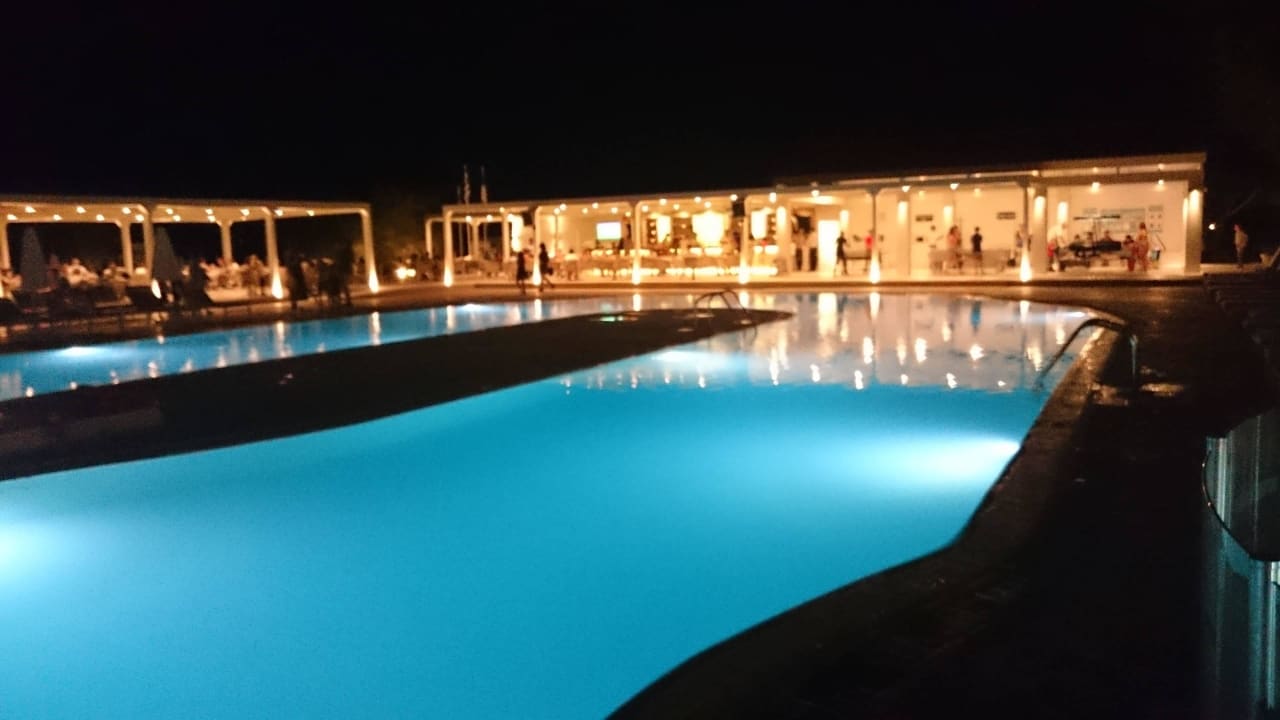 Großer Pool bei Nacht mir Blick auf Bar Capo Di Corfu  (Im Umbau/Renovierung)