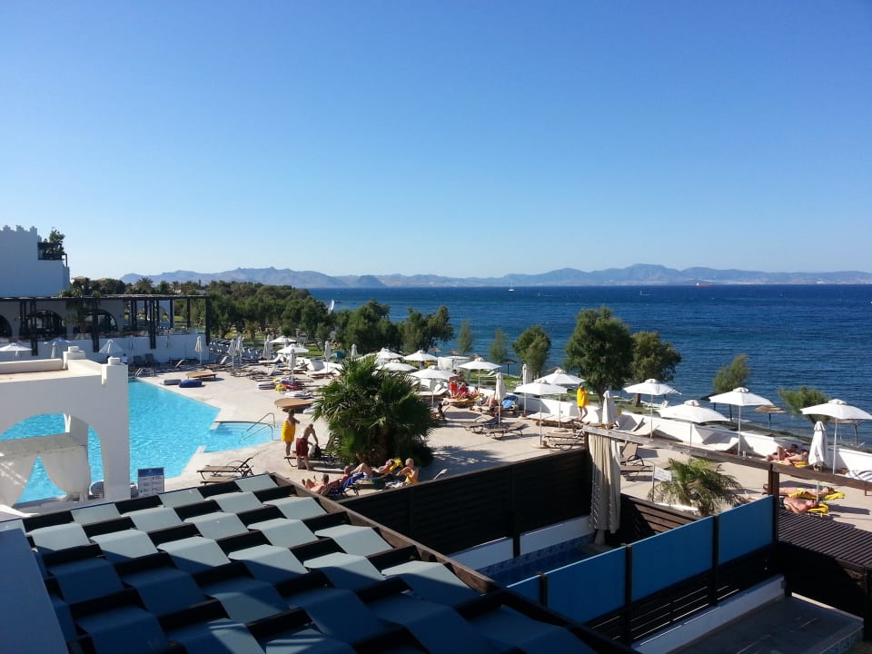 Blick zum Pool und zur Liegewiese TUI BLUE Oceanis Beach and Spa Resort