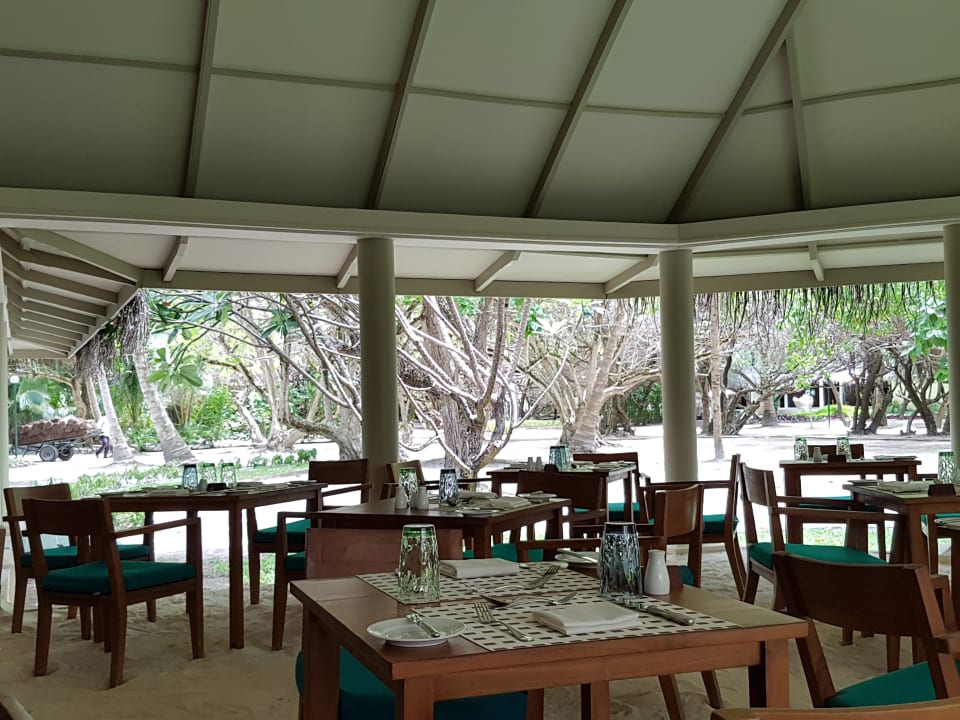 Das Buffetrestaurant liegt inmitten des Parks Adaaran Select Hudhuran Fushi - Premium All Inclusive