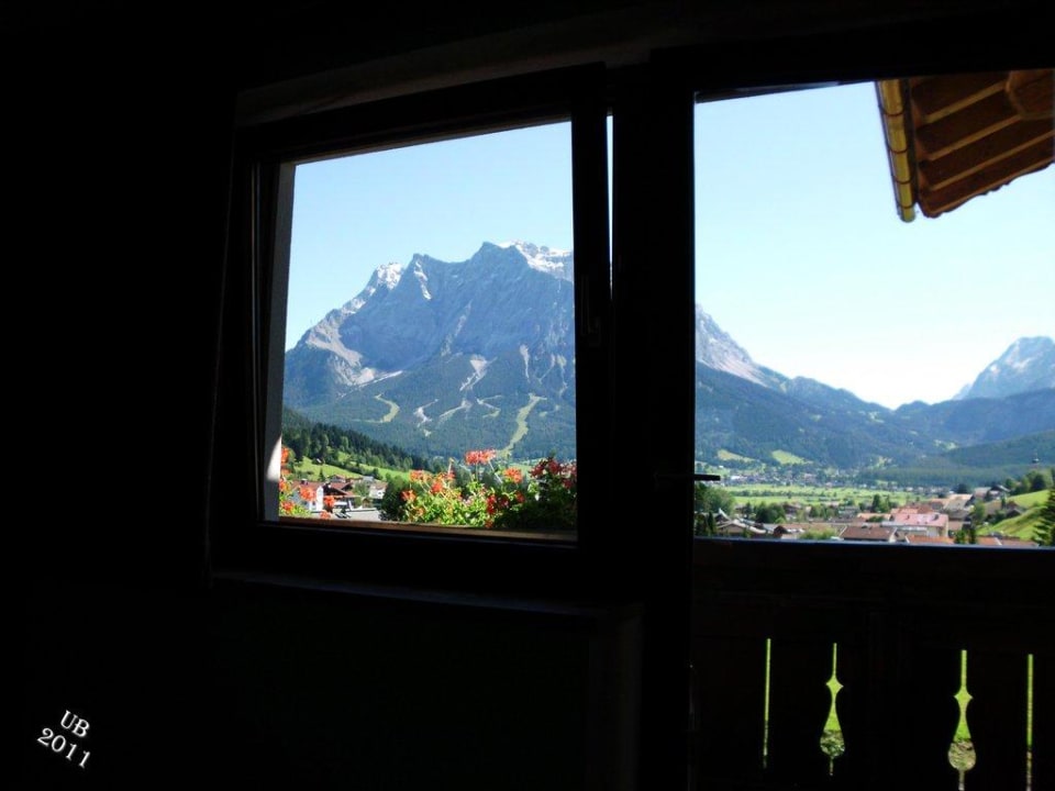 Blick vom Bett zur Zugspitze Hotel Klockerhof