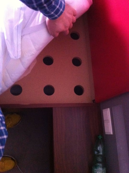 Spanplatte mit Löcher All In Red Thermenhotel