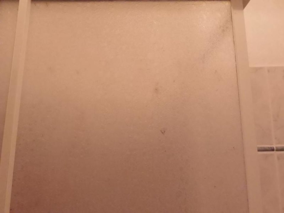 Schimmel auf der Duschwand Hotel Kiss Family