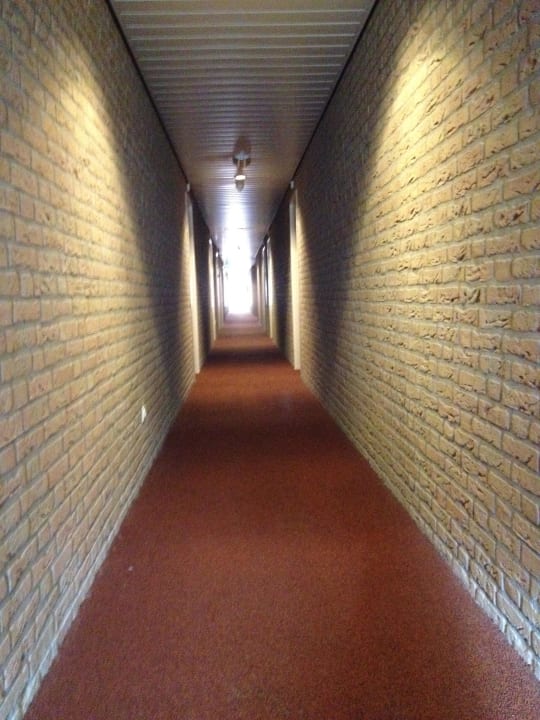 Enger schmutziger Gang zum Zimmer Hotel de Witte Bergen