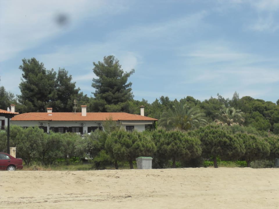 Blick auf Pension vom Strand aus Haus des Gartens / Pension Nikos