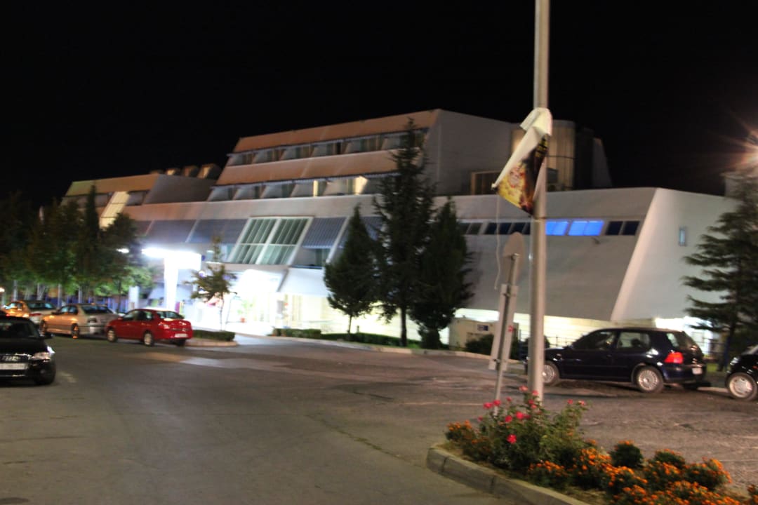 Die Hotelansicht zum Haupteingang AluaSun Helios Beach