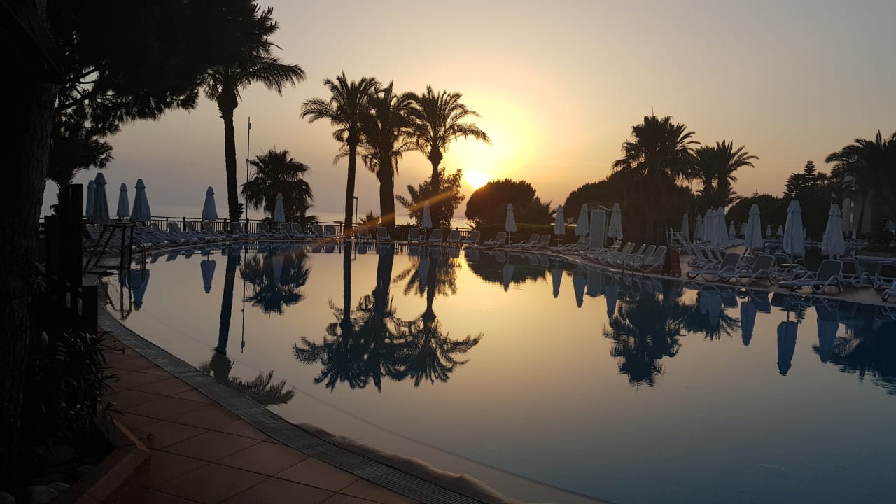Pool bei Sonnenuntergang  PALOMA Perissia