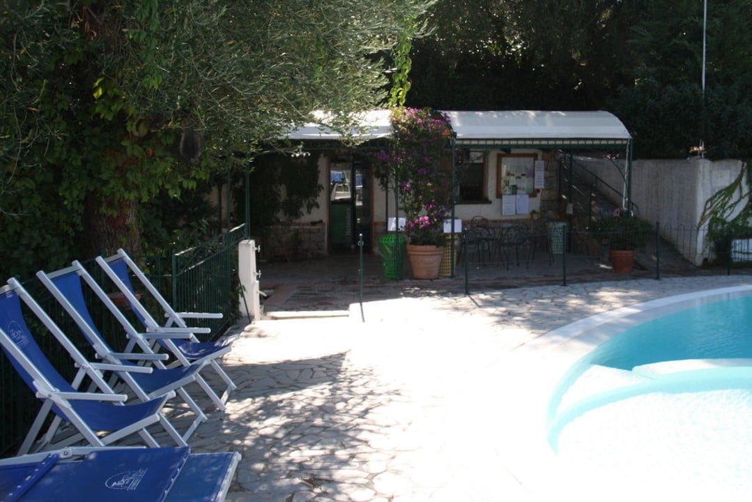 Poolanlage mit kleiner Bar Villa Torre delle Viole