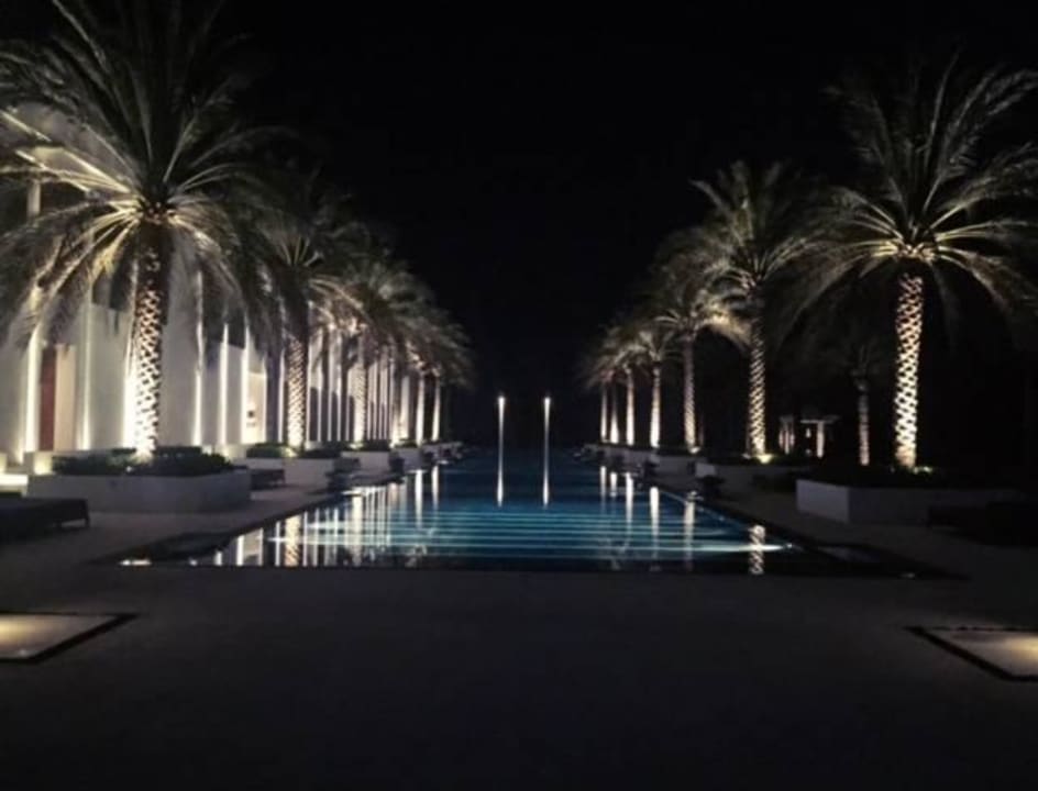 Grosser Pool nachts The Chedi Muscat