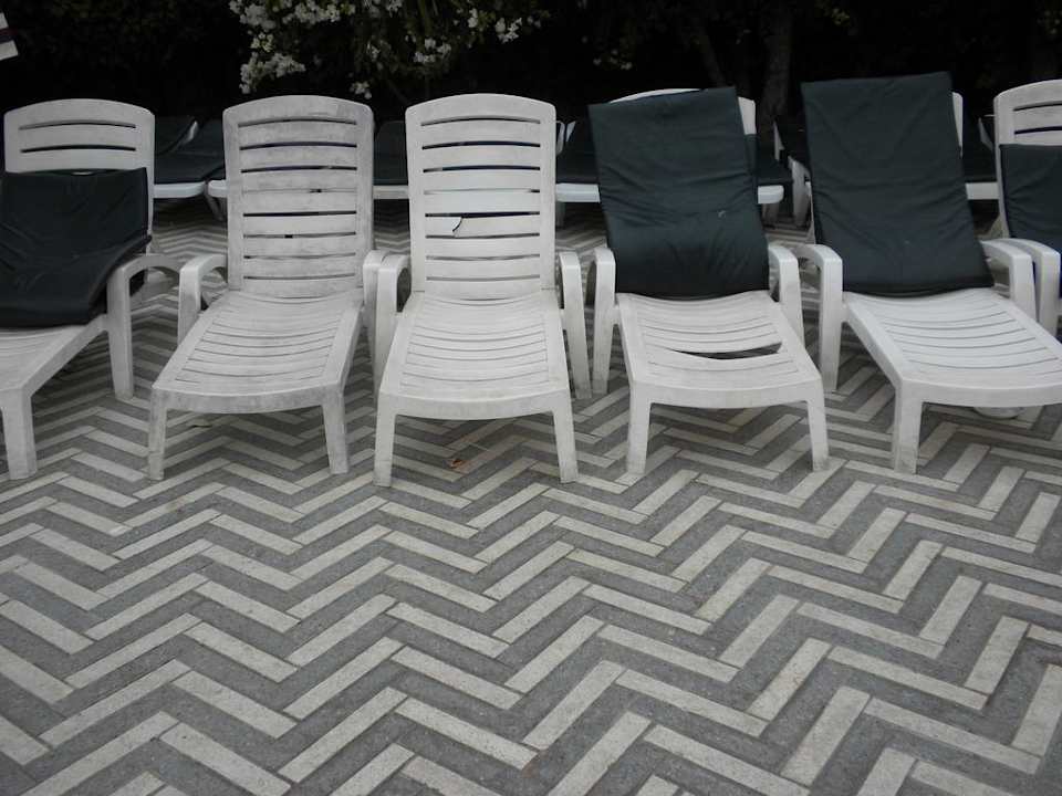 Liegen am Pool Hotel Le Tivoli