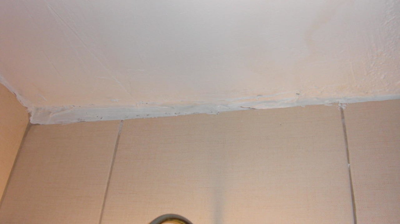 Abbröckelnder Gips vom Badezimmerplafond Hotel Aslan City Kleopatra