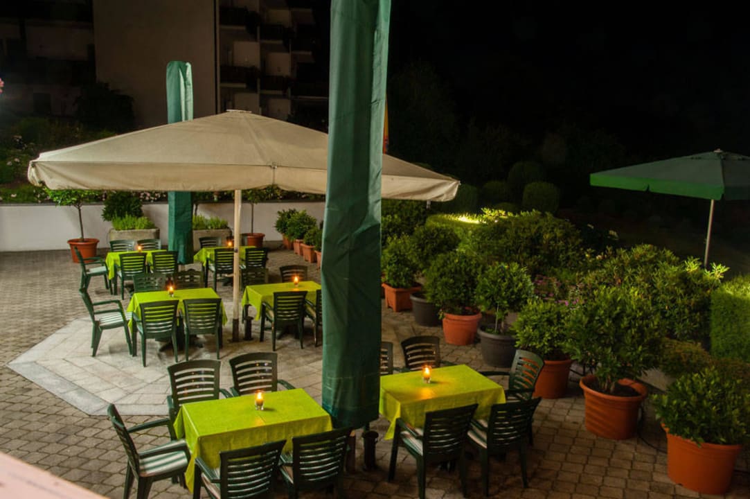 Garten mit Terrasse Hotel Königshof