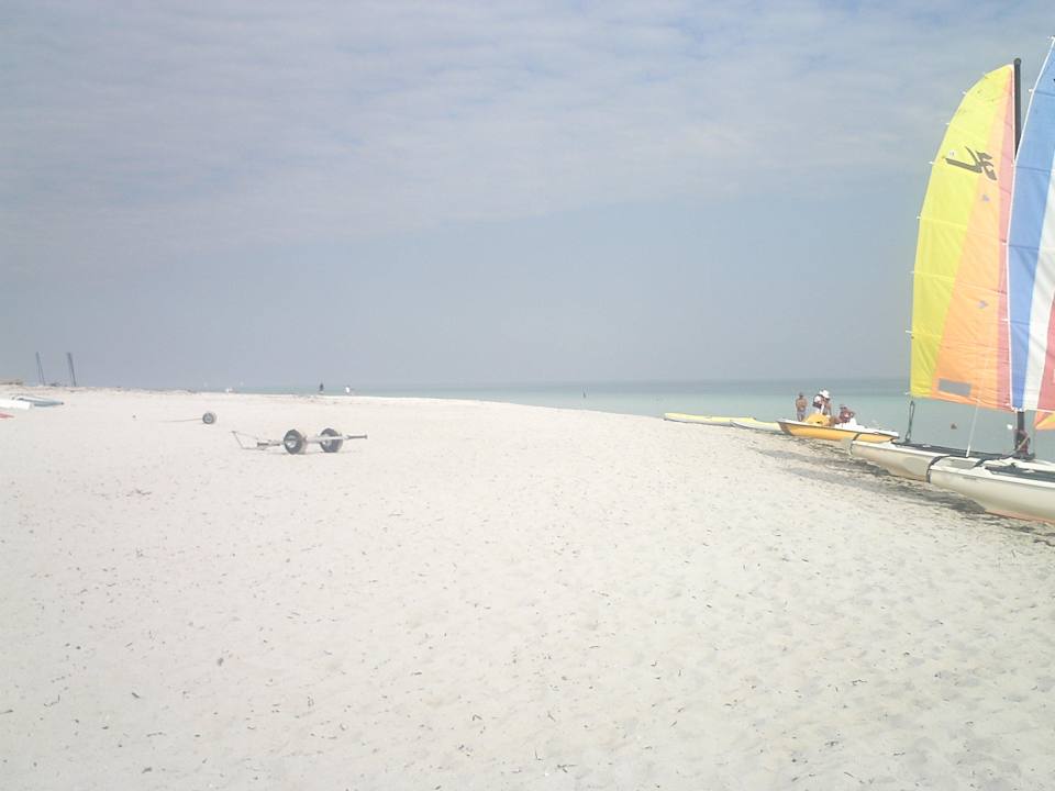 Strand mit Katamaran Iberostar Origin Laguna Azul