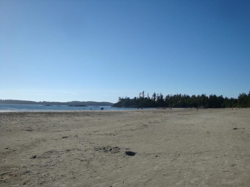 Strand vor dem Hotel Best Western Tin Wis Tofino Hotel Resort on Vancouver Island