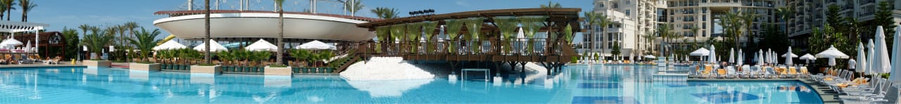 Poolbar mit Pool Hotel Delphin Diva