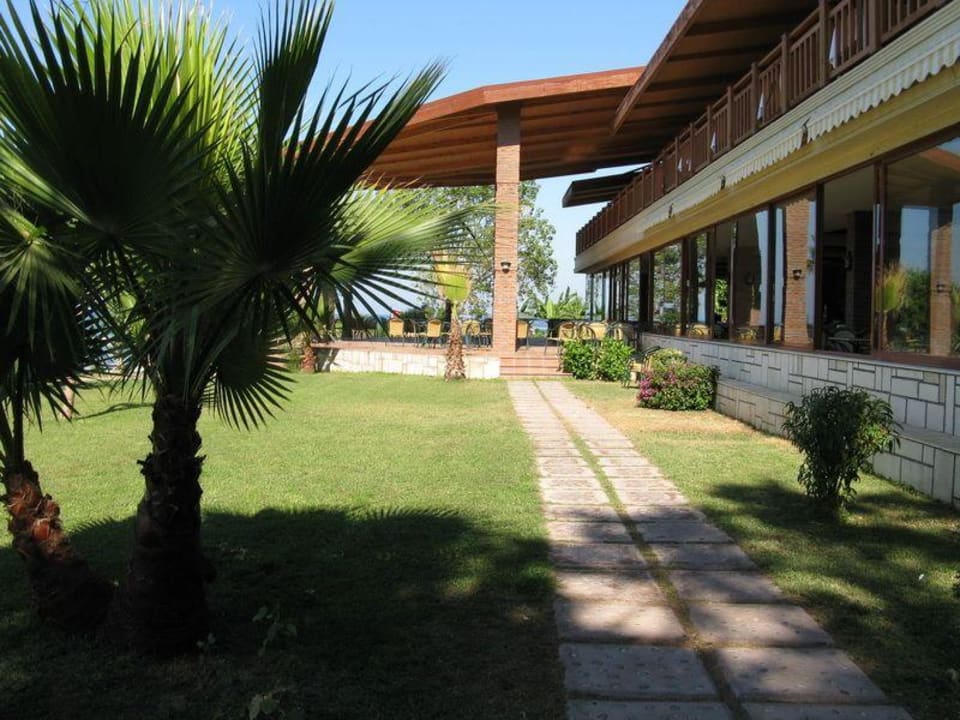 Зелёная лужайка у бич бара Horus Paradise Luxury Resort & Club
