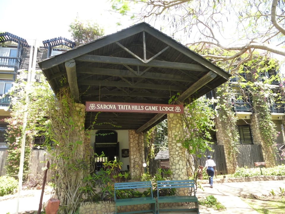 Eingang zum Hotel Taita Hills Safari Resort & Spa