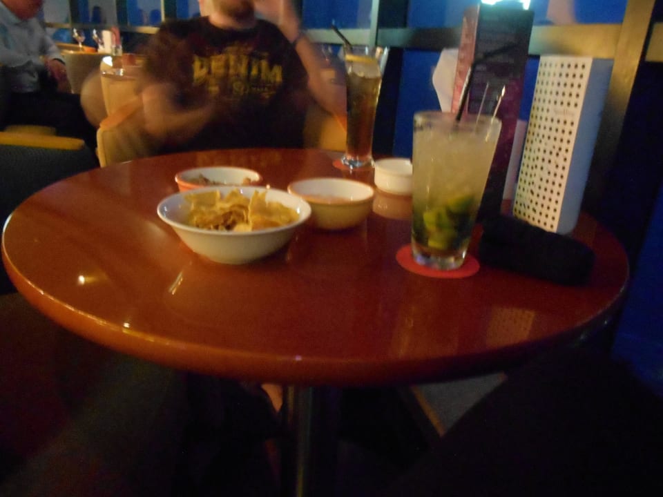 Snacks zu den Drinks Hotel Le Meridien Al Aqah Beach Resort