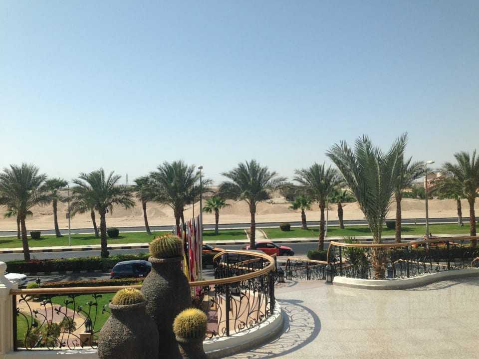 Перед входом в отель Pickalbatros Palace Resort