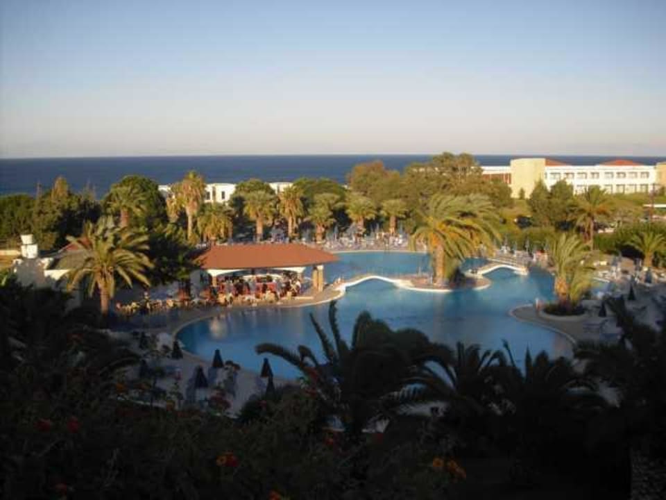 Ausblick auf Pool vom Zimmerbalkon Kresten Palace Hotel