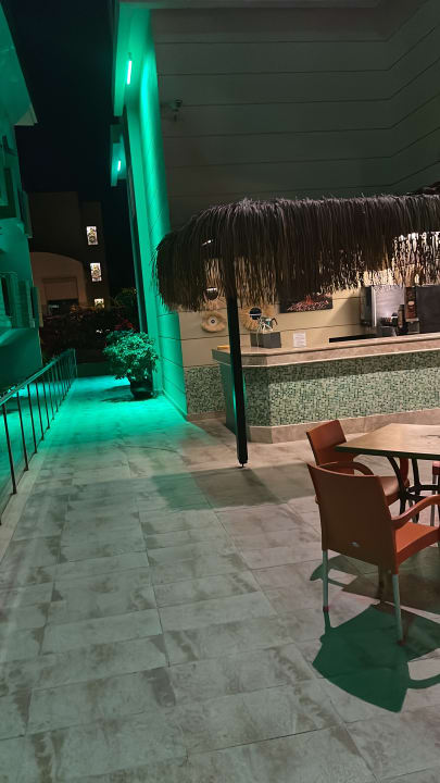 Außenansicht Ambassador Plaza Hotel