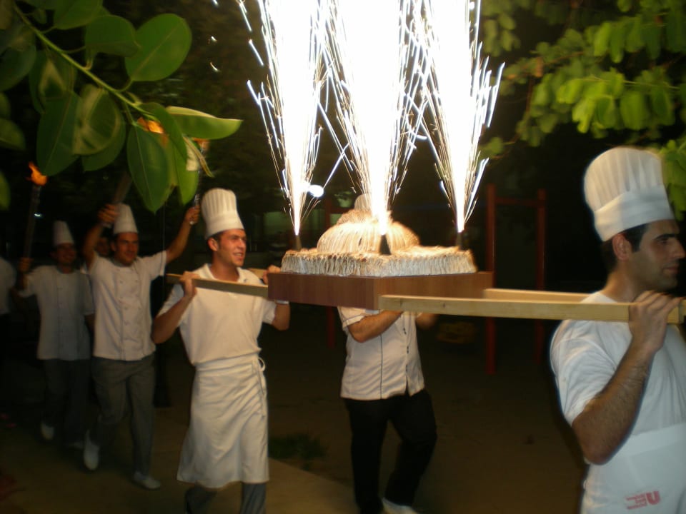 Flambierte Eistorte. Für alle,sehr lecker! Hotel Sirma