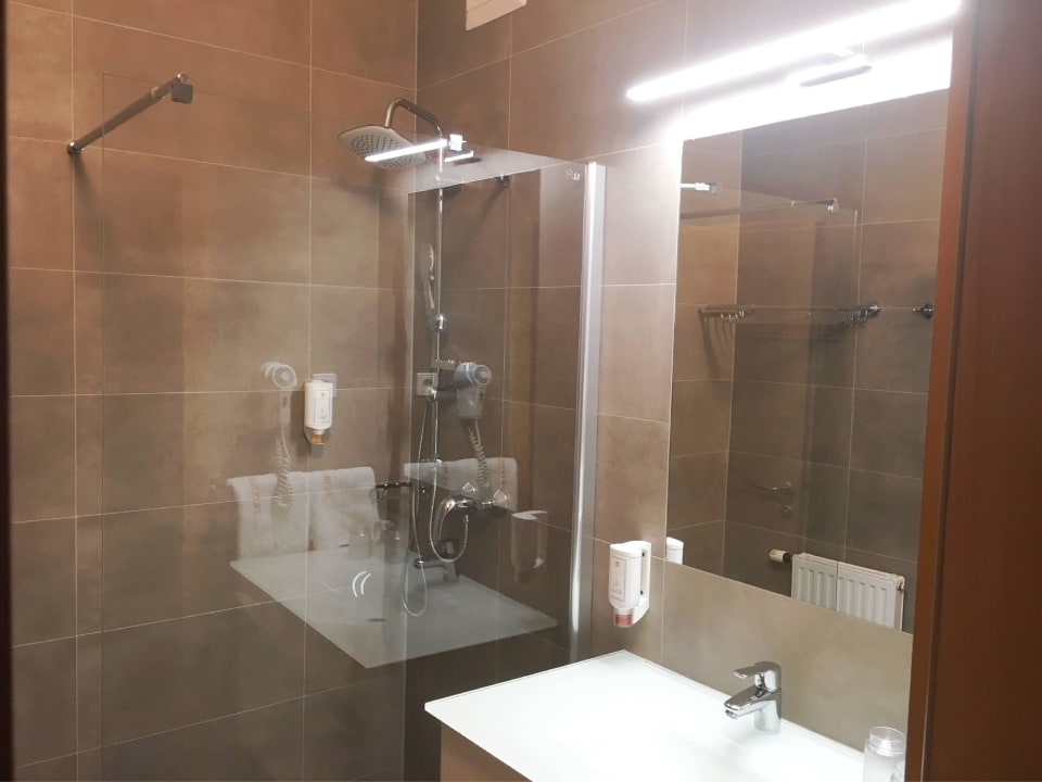 Frisch renoviertes Badezimmer Thermenhotel Kurz