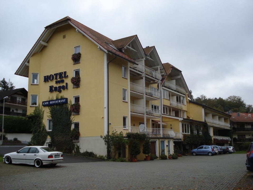 Hotel Sicht auf die Zimmer und Parkplatz Hotel Zum Engel