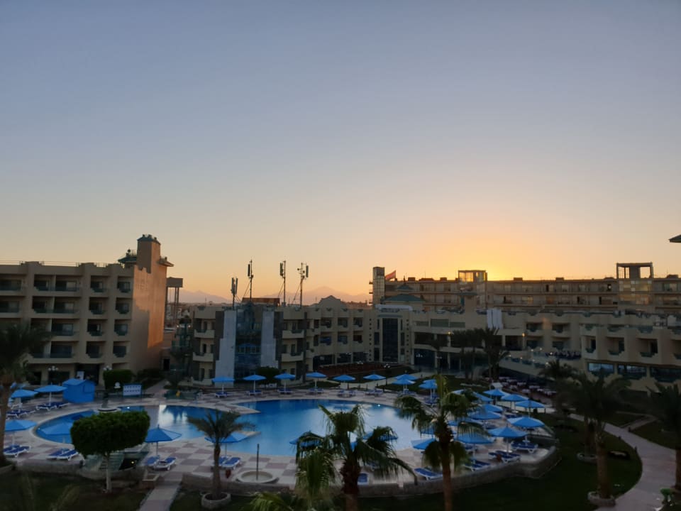 Pool Moreno Horizon Spa & Resort