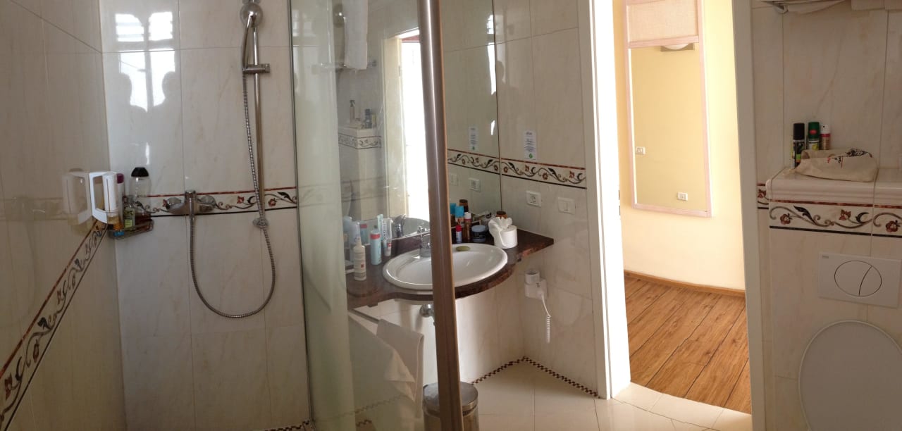 Badezimmer mit ebenerdiger Dusche allsun Hotel Los Hibiscos