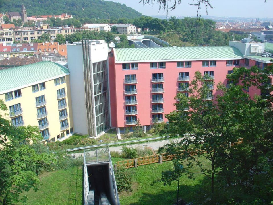Hotel Mövenpick vom Hof aus.  NH Prague City