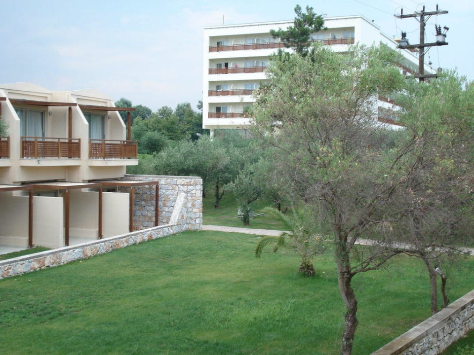 Bungalows und Hauptgebäude Olympian Bay Grand Resort