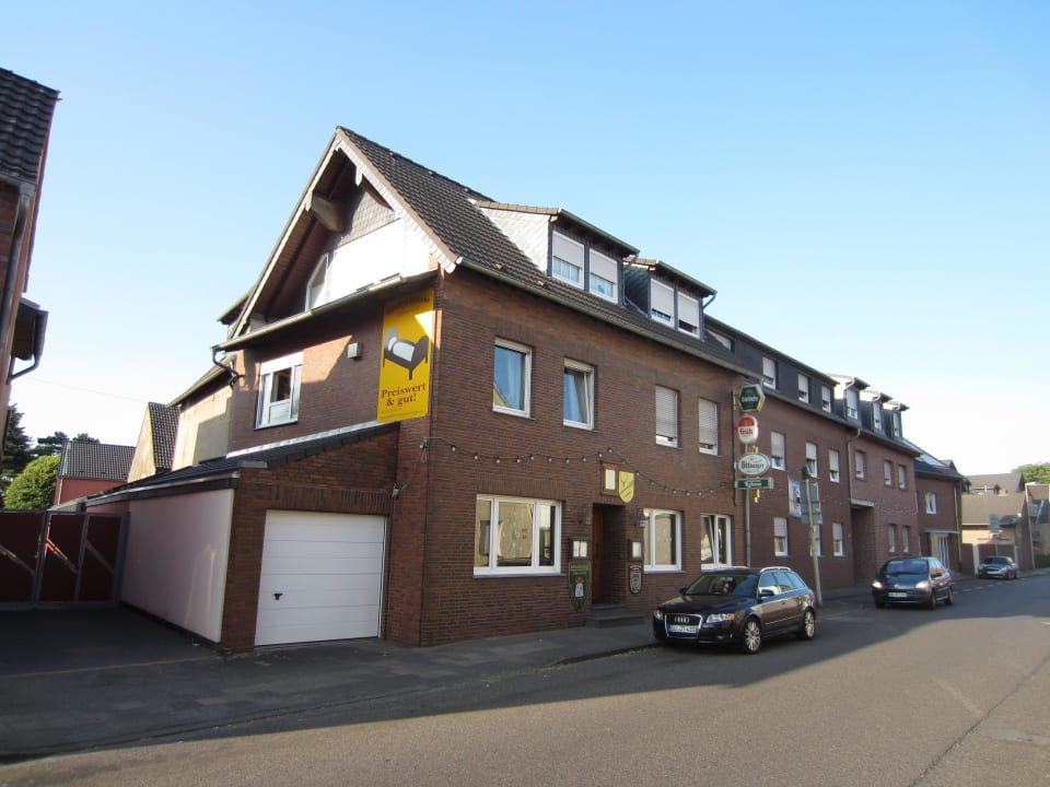 Seitliche Frontansicht Gasthof Robens