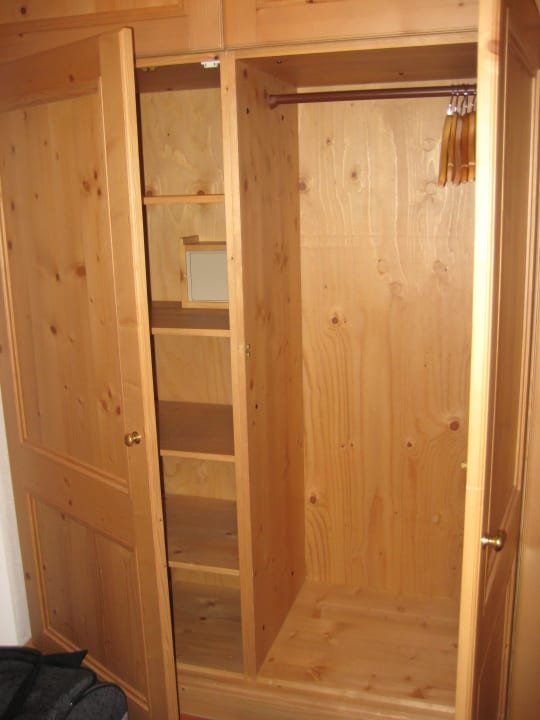 Einbauschrank mit Tresor / Eingang / Wohnung Nr. 9 Ferienwohnungen Ignazhof