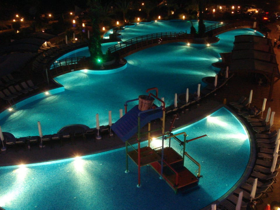 Beleuchtete Poolanlage Granada Luxury Okurcalar