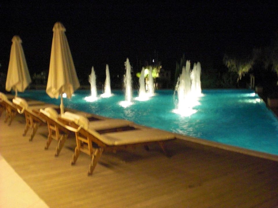 Bei Nacht wunderschön beleuchtet  alltoura Club Hotel Poseidon Palace