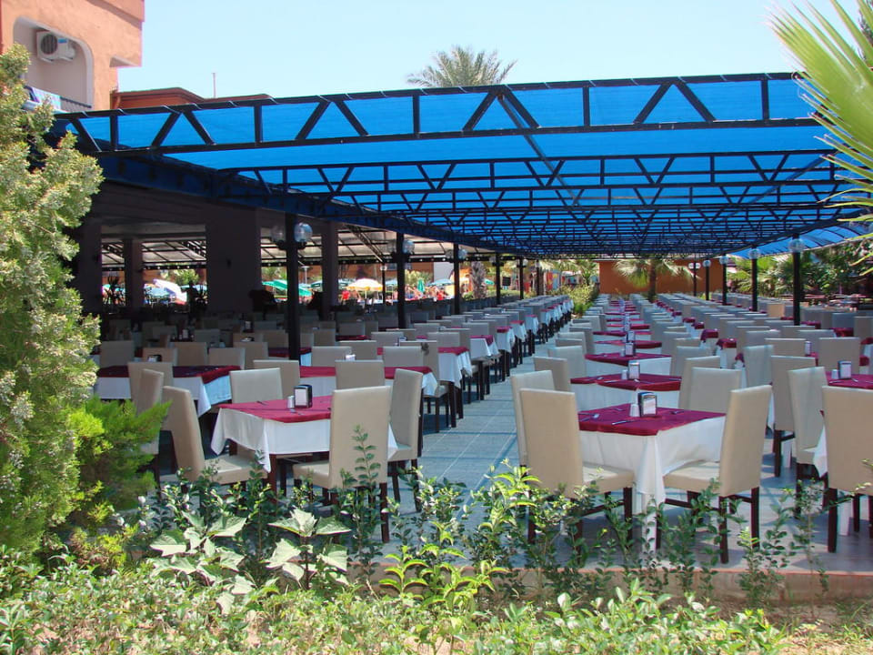 Вид главного ресторана Club Turtas Beach Hotel