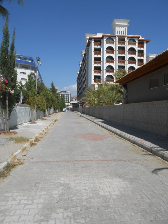 Weg vom Strand zum Hotel Dizalya Palm Garden