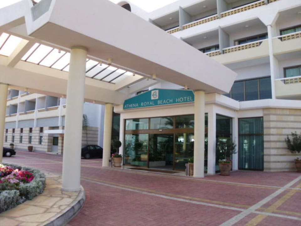 Hoteleingang zu schmal für Busse Constantinou Bros Athena Royal Beach Hotel
