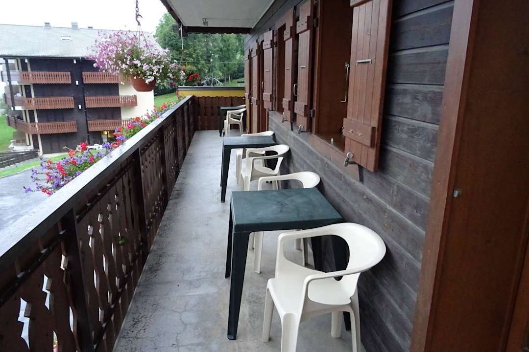 Balkon vor den Zimmern Hotel Bienvenu