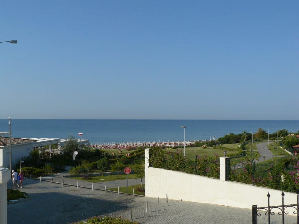 Weg zum Strand Alba Queen Hotel