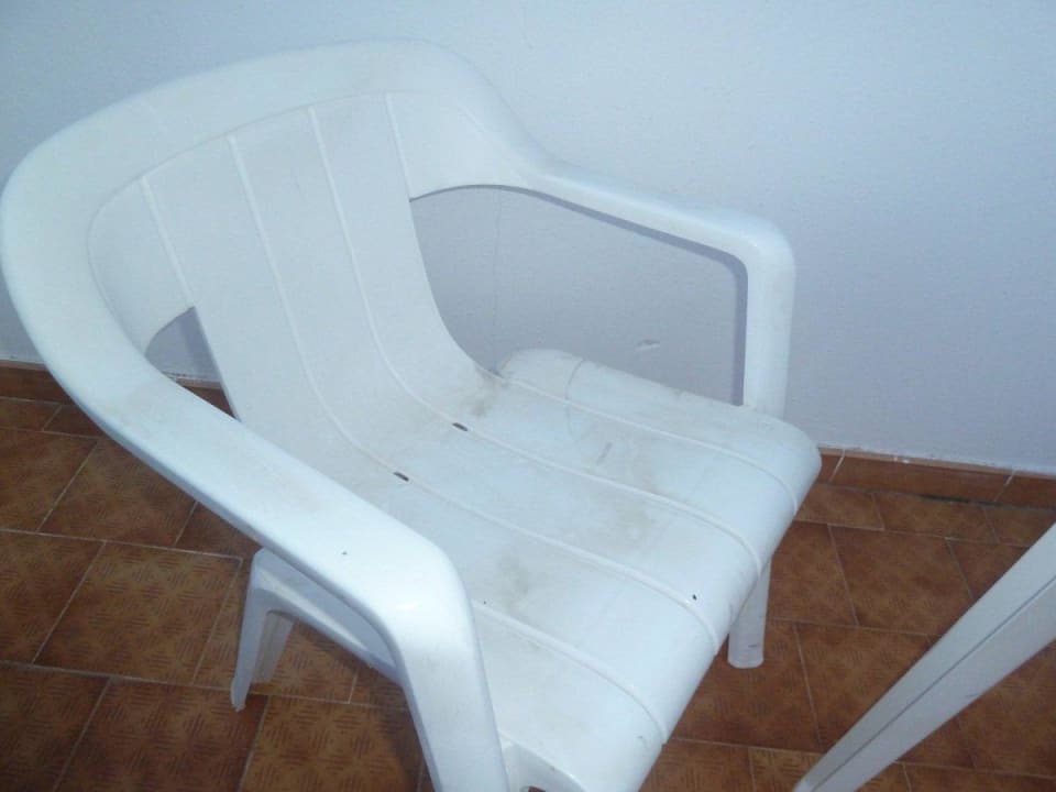 Die Gartenmöbel auf der Terrasse. Gavimar Ariel Chico Club & Resort