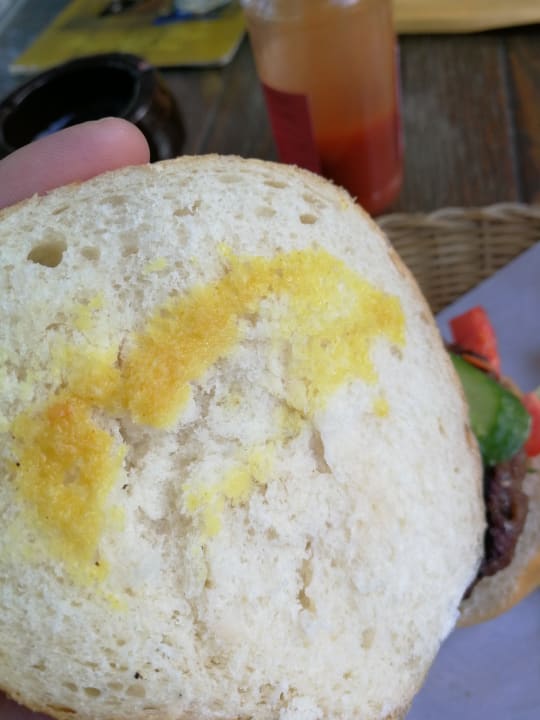 Alles an Sauce im Burger The Grand Hotel Sharm El Sheikh