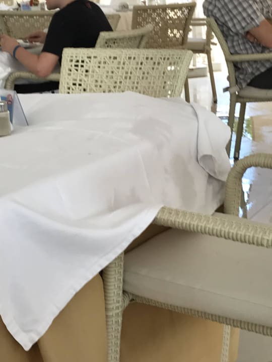 Flecken auf der Tischdecke (kein Wasser) gängig Bahia Principe Grand El Portillo