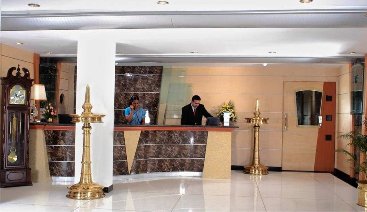 Lobby Hotel Maurya Rajadhani