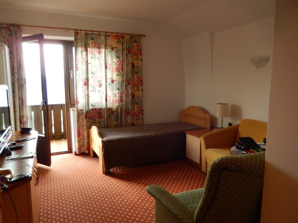 Blick in eine gemütliche Suite mit Balkon Hotel & Gasthof zum Hirschen