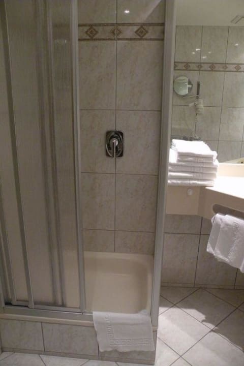 Kleine Dusche in großem Bad Meister Bär Hotel Frankenwald